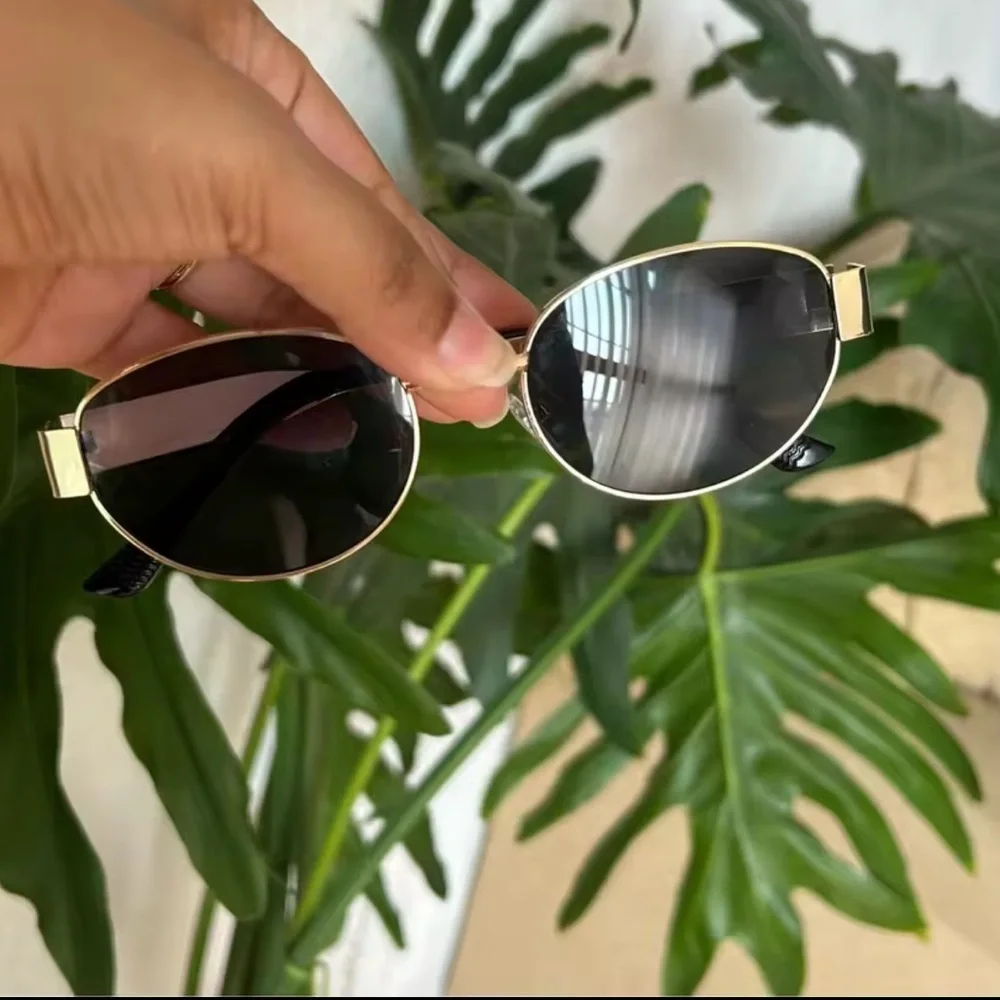 Retro Trendy Famous Black Gold Sunglasses - Picture 5 of 16